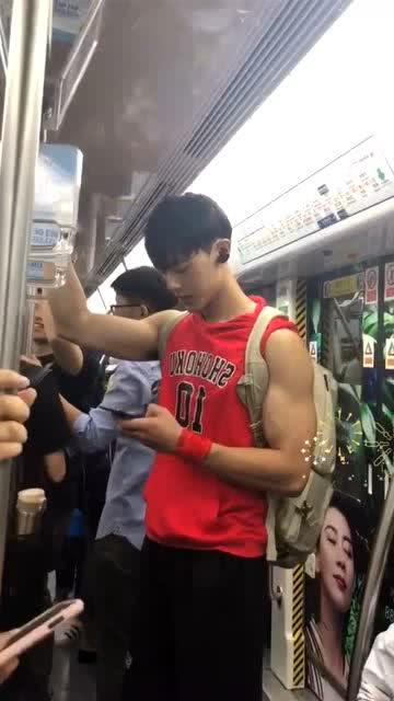 娱乐吃瓜酱地铁偶遇,娱乐吃瓜酱意外发现明星身影